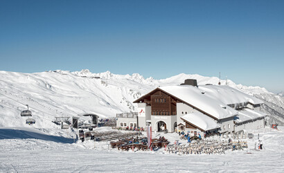 Restaurant Nova Stoba mit schneebedeckten Dach im Skigebiet 