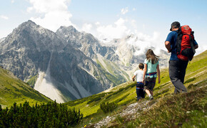 Familie beim Wandern am Silvretta im Sommer