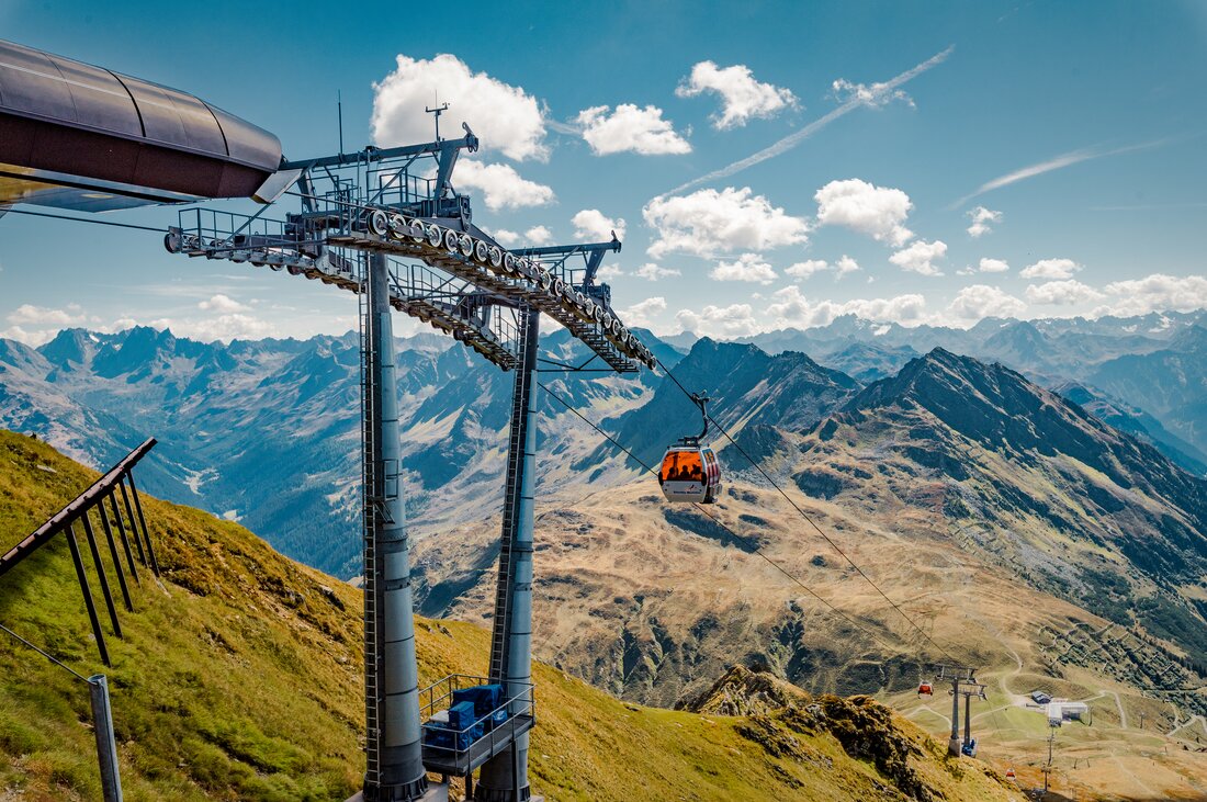 Die Hochalpila Bahn in der Silvretta Montafon im Sommer mit den Bergen im Hintergrund. | © Silvretta Montafon - Marcel Mehrling