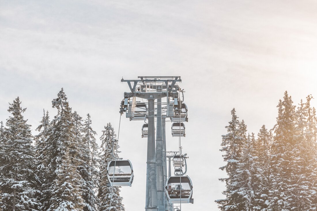 Valisera Bahn - Silvretta Montafon | © Silvretta Montafon - Mathäus Gartner Eine Bahn schwebt auf den Berg hoch in wunderschöner Winterlandschaft in der Silvretta Montafon | © Silvretta Montafon - Mathäus Gartner