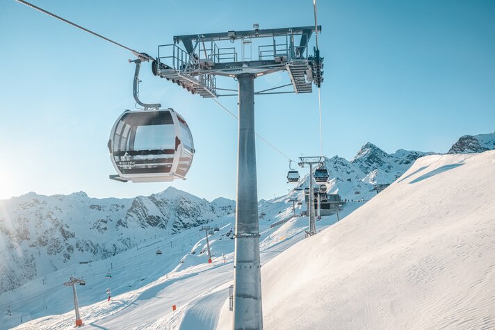 Eine Bahn schwebt auf den Berg hoch in wunderschöner Winterlandschaft in der Silvretta Montafon | © Silvretta Montafon - Mathäus Gartner
