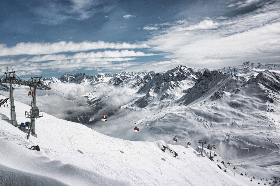 Hochalpila Bahn - Silvretta Montafon | © Silvretta Montafon Eine Bahn schwebt auf den Berg hoch in wunderschöner Winterlandschaft in der Silvretta Montafon | © Silvretta Montafon