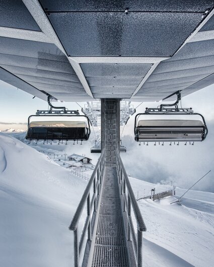 Eine Bahn schwebt auf den Berg hoch in wunderschöner Winterlandschaft in der Silvretta Montafon | © Silvretta Montafon - Stefan Kothner