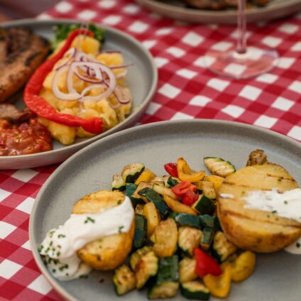 Zwei Teller mit Grillgemüse und Fleisch. | © Silvretta Montafon - Vanessa Strauch
