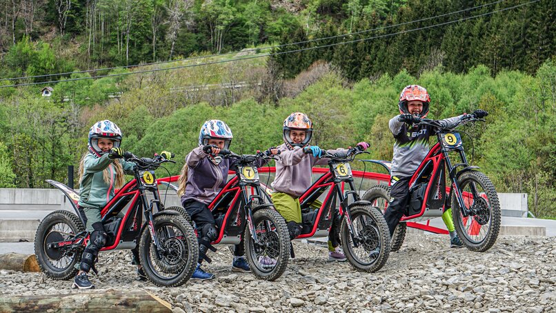 Eine Gruppe von Kindern auf einem elektrischen Trail-Bike im Silvretta Park Montafon. | © Silvretta Montafon - Vanessa Strauch