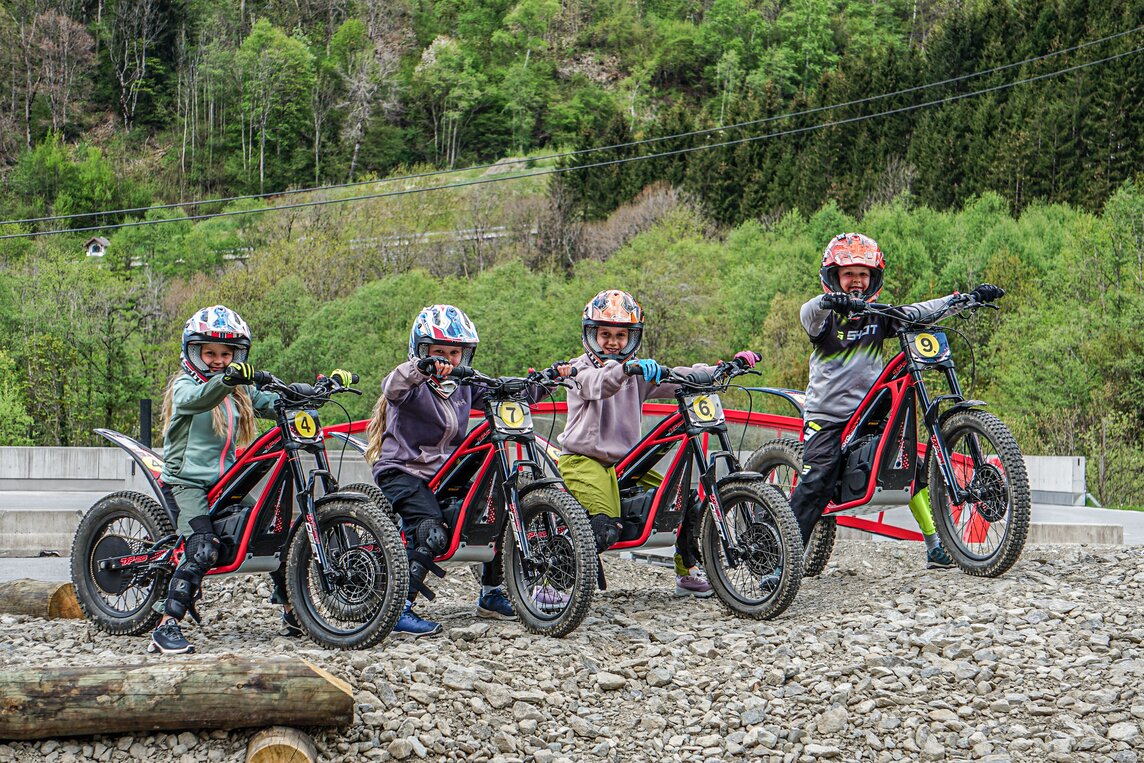 E-Trail Parcour - Silvretta Montafon | © Silvretta Montafon - Vanessa Strauch Eine Gruppe von Kindern auf einem elektrischen Trail-Bike im Silvretta Park Montafon. | © Silvretta Montafon - Vanessa Strauch