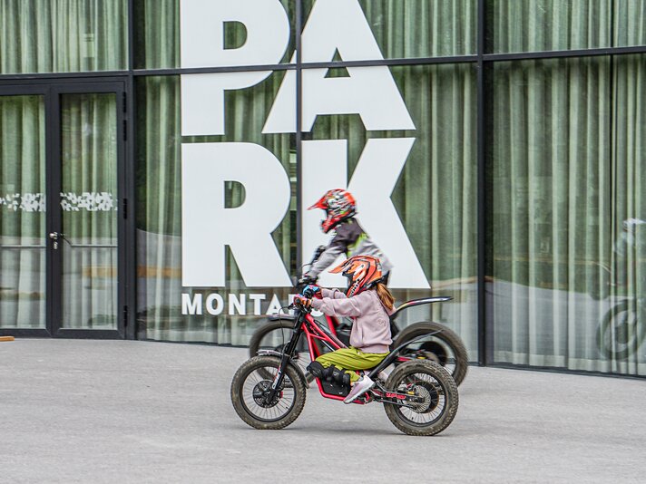 E-Trail Parcour - Silvretta Montafon | © Silvretta Montafon - Vanessa Strauch Zwei Kinder fahren auf einem elektrischen Trail-Bike im Silvretta Park Montafon. | © Silvretta Montafon - Vanessa Strauch