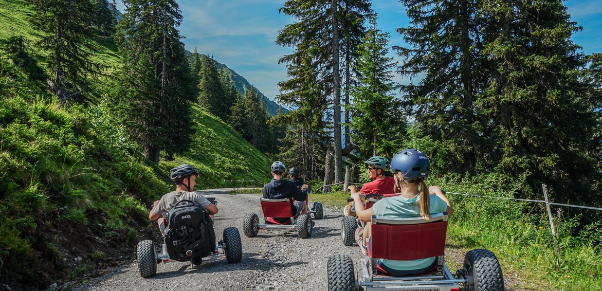 Gravity Carts - Silvretta Montafon | © Silvretta Montafon - Vanessa Strauch Eine Gruppe steht mit den Gravity Carts auf einer Bergstrasse in der Silvretta Montafon. | © Silvretta Montafon - Vanessa Strauch