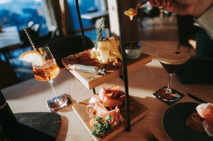 Eine Holzetagere mit Käse und Wurst beim Frühstück in der Hanglage | © Silvretta Montafon - Wanderlust Allgäu