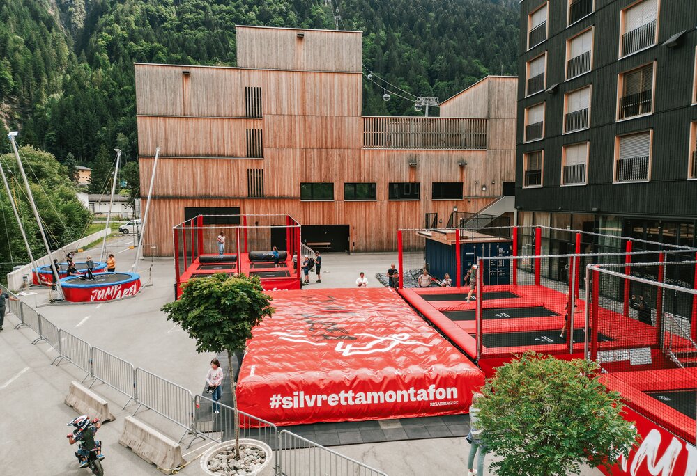 Die Jump Area mit Trampolinen und Big Airbags in der Silvretta Montafon im Silvretta Park | © Silvretta Montafon - Vanessa Strauch