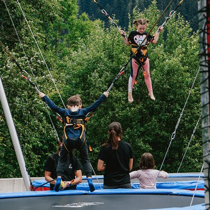 Kinder spingen in der Jump & Ride Area im Silvretta Park Montafon | © Silvretta Montafon - Vanessa Strauch