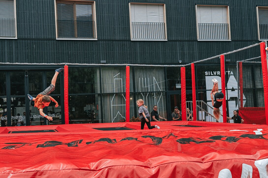 Kinder spingen in der Jump & Ride Area im Silvretta Park Montafon | © Silvretta Montafon - Vanessa Strauch