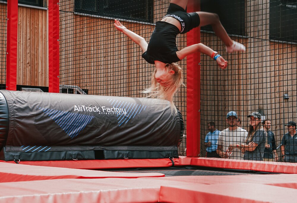 Kidn spingt auf dem großen Trampolin und macht einen Salto in der Jump Area im Silvretta Park Montafon | © Silvretta Montafon - Vanessa Strauch