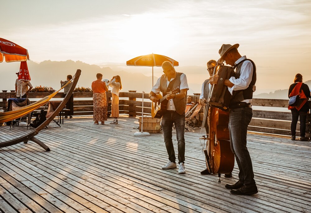 Drei Musiker beim Sonnenuntergang am Hochjoch in der Silvretta Montafon | © Silvretta Montafon - Vanessa Strauch