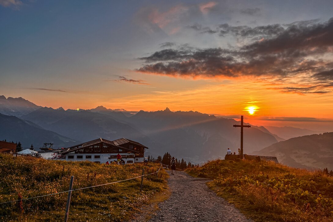 Blick auf das Kapellrestaurant beim Sonnenuntergang am Hochjoch in der Silvretta Montafon | © Silvretta Montafon - Vanessa Strauch