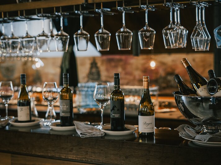 Weinprobe - Silvretta Montafon | © Silvretta Montafon - Vanessa Strauch Weingläser und Weinflaschen in einer Weinstube. | © Silvretta Montafon - Vanessa Strauch