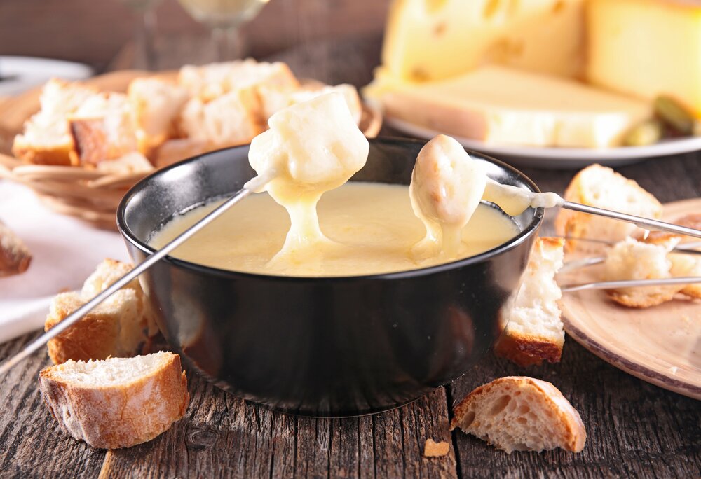 Eine Topf mit Käsefondue und Brot.   | © Silvretta Montafon