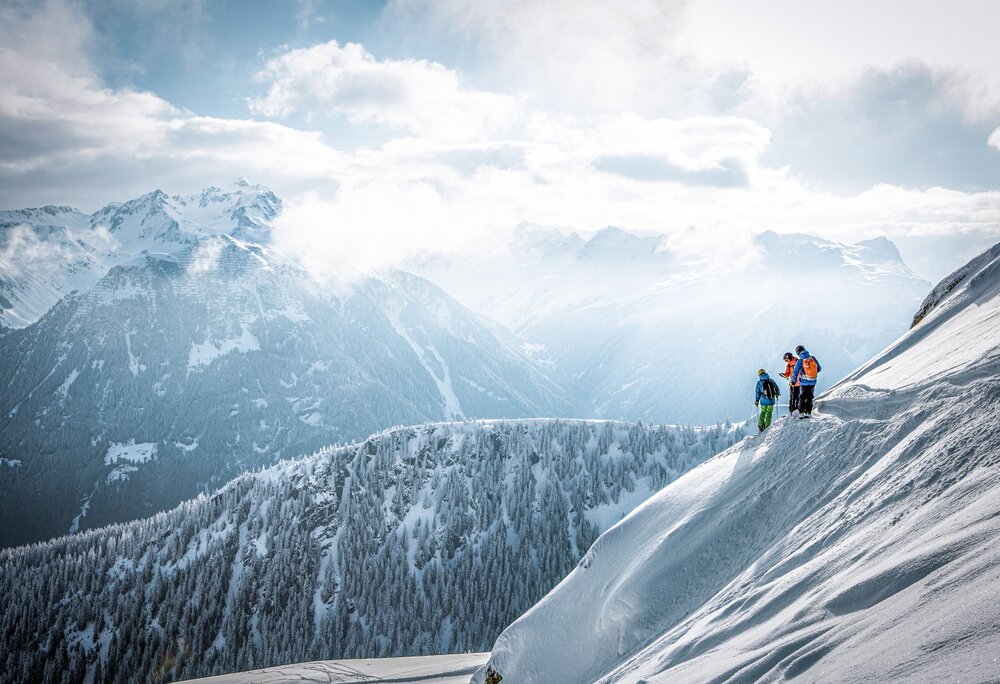 Drei Freerider stehen am Hang vorm Drop in der Silvretta Montafon. | © Silvretta Montafon - Daniel Zangerl
