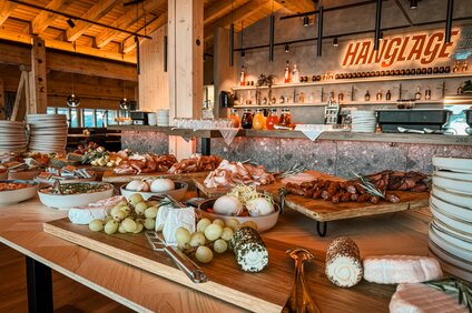 Ein gedecktes Frühstücksbuffet mit Käse, Wurst und Säften. | © Silvretta Montafon - Vanessa Strauch