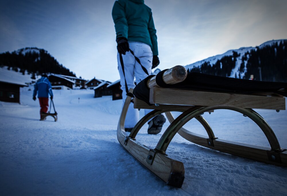 Eine Frau zieht ihren Rodel über den Schnee zur Abfahrt der Nachtrodelbahn Garfrescha in der Silvretta Montafon | © Silvretta Montafon - Daniel Zangerl