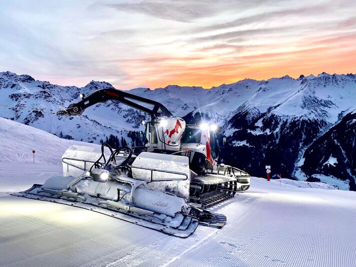 Pistenbully - Silvretta Montafon | © Silvretta Montafon Ein Pistenbully im Abendlicht im Skigebiet Silvretta Montafon. | © Silvretta Montafon