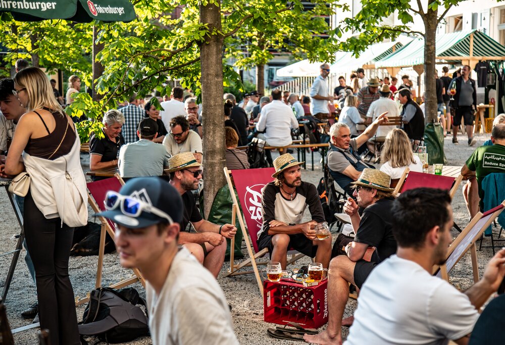Biergarten mit vielen Menschen in der Silvretta Montafon. | © Silvretta Montafon - Frederike Weber