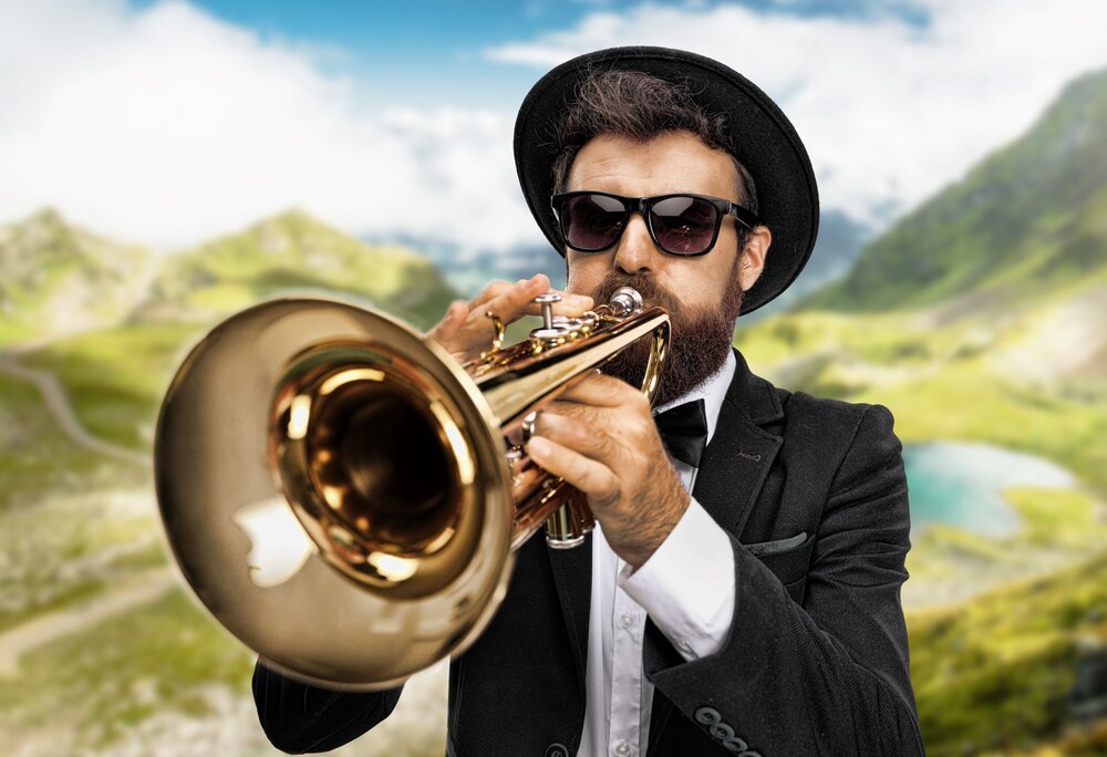 Brass am Berg - Silvretta Montafon | © Silvretta Montafon Ein Musiker mit und und Sonnenbrille spielt auf einer Trompete in der Silvretta Montafon. | © Silvretta Montafon