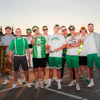 Die Band Maddabrasska in grünen Outfits | © Maddabrasska