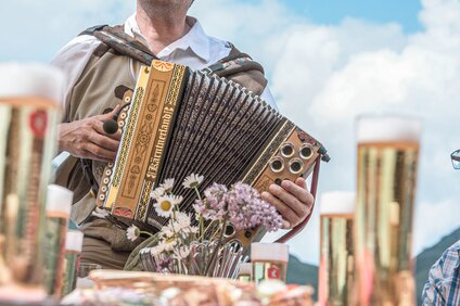 Jemand spielt eine Harmonika. | © Silvretta Montafon - Jutta Detjen