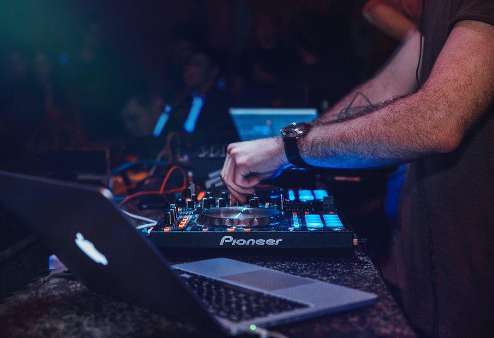 DJ Pult beim House am Hochjoch in der Silvretta Montafon | © Silvretta Montafon - Pexels