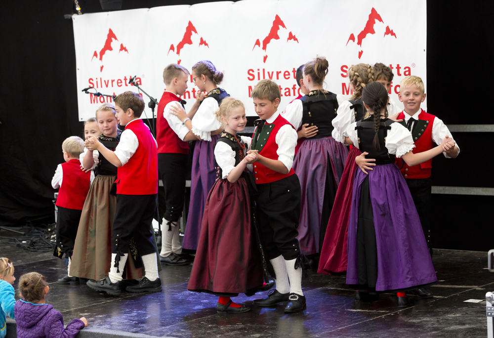 Kinder in Tracht tanzen auf einer Bühne in der Silvretta Montafon | © Silvretta Montafon