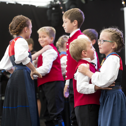Kinder in Tracht tanzen auf einer Bühne in der Silvretta Montafon | © Silvretta Montafon
