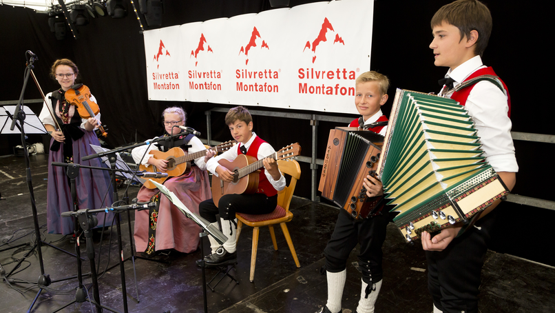 Kinder musizieren auf einer Bühne in Tracht in der Silvretta Montafon | © Silvretta Montafon