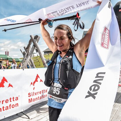 Die Siegerin des Montafon Totale Trail beim Zieleinlauf in der Silvretta Montafon. | © Silvretta Montafon - Alpha Foto GmbH