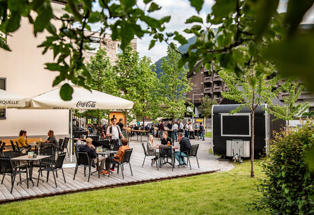Eine gefüllte Terrasse im Sommer in der Silvretta Montafon. | © Silvretta Montafon - Friederike Weber
