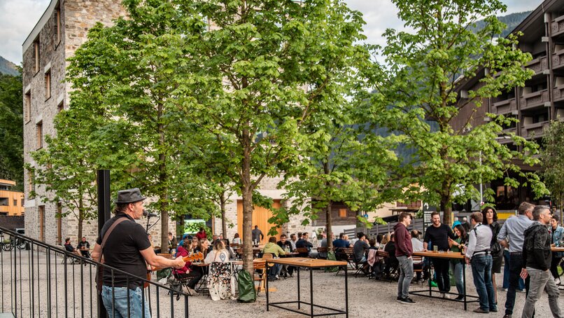 Ein Musiker mit Gitarre im Gastgarten des Josefsheim in Schruns. | © Silvretta Montafon - Friederike Weber