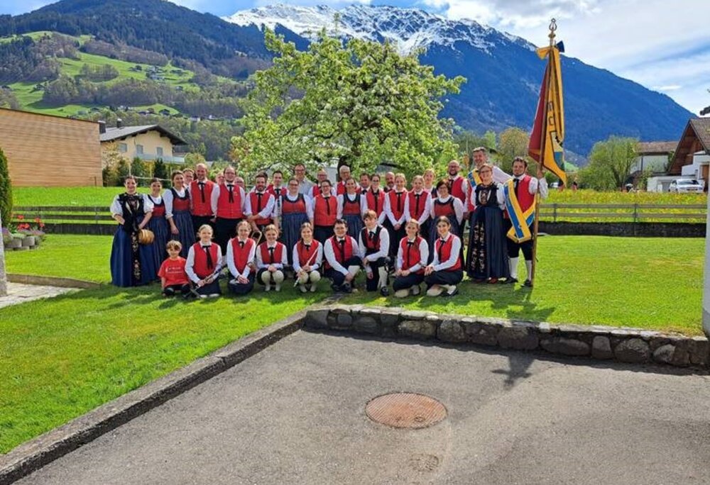 Eine große Gruppe von Musikanten in Tracht. | © Silvretta Montafon - Harmoniemusik Schruns