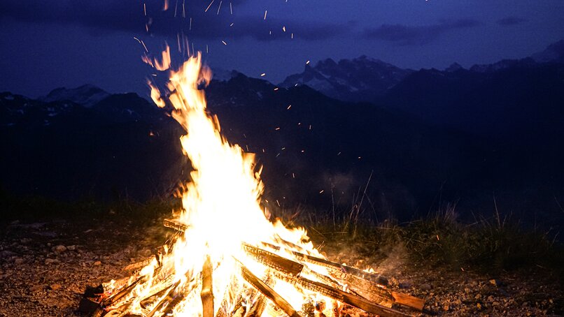 Ein Feuer am Berg am Tag der Sonnwend in der Silvretta Montafon. | © Silvretta Montafon - Vanessa Strauch