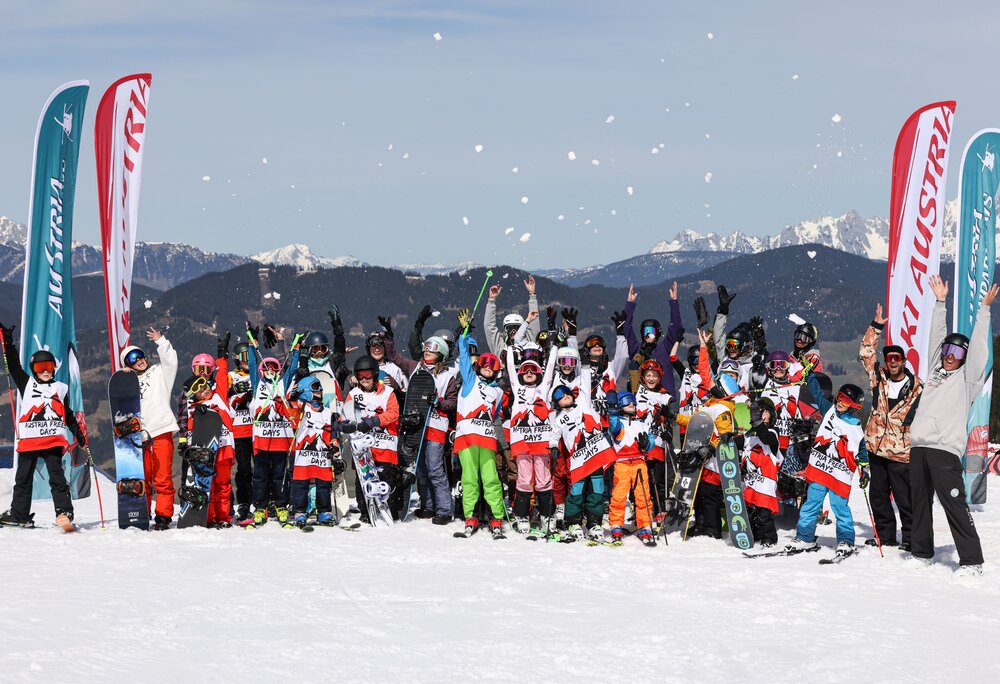 Eine Gruppenfoto von Kindern und Betreuern bei den Austrian Snowpark Days in der Silvretta Montafon. | © Austrian Snowpark Days