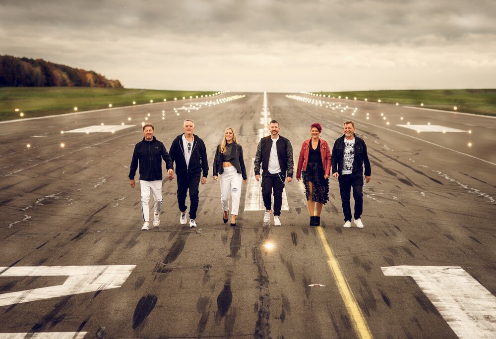 Die Band Changes gehend am Flughafen auf dem Rollfeld. | © Silvretta Montafon - Changes