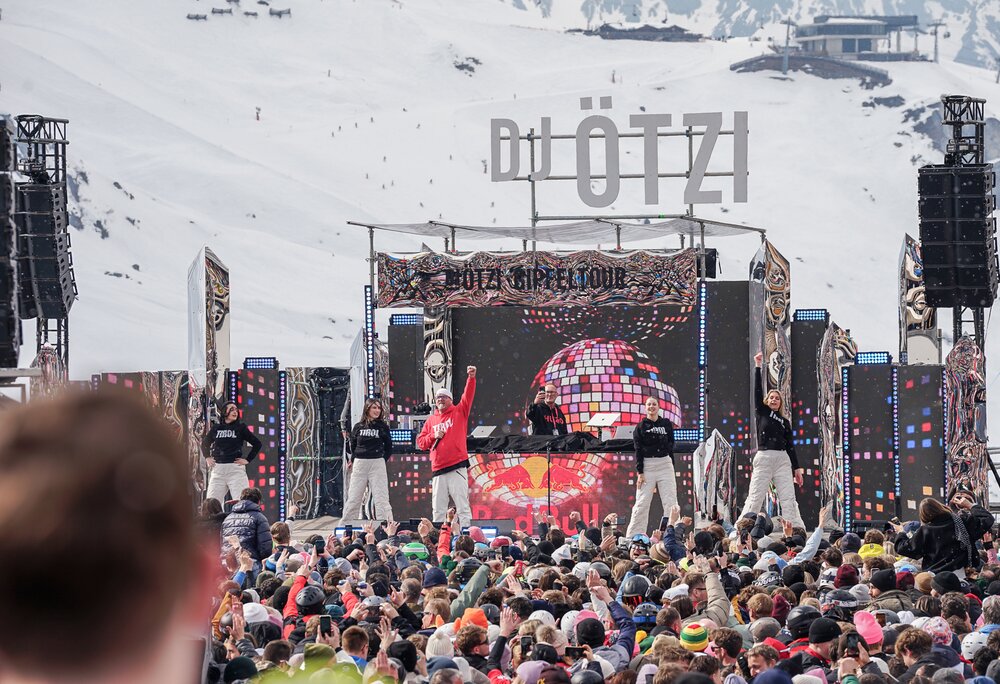 DJ Ötzi und seine Tanzgruppe performen auf einer großen Bühne im Skigebiet Silvretta Montafon. | © Silvretta Montafon - Vanessa Strauch