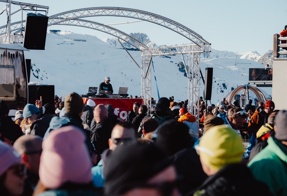 DJ Happy vor der Kulisse in der Silvretta Montafon am DJ Pult | © Silvretta Montafon - GOODGUYPAEZ