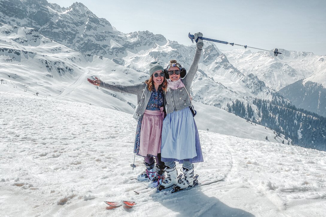 Zwei Mädels im Dirndl beim Skifahreb im Skigebiet Silvretta Montafon. | © Silvretta Montafon
