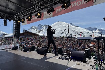 Mickie Krause auf der Bühne vor einem großen Publikum im Skigebiet Silvretta Montafon. | © Silvretta Montafon - Vanessa Strauch