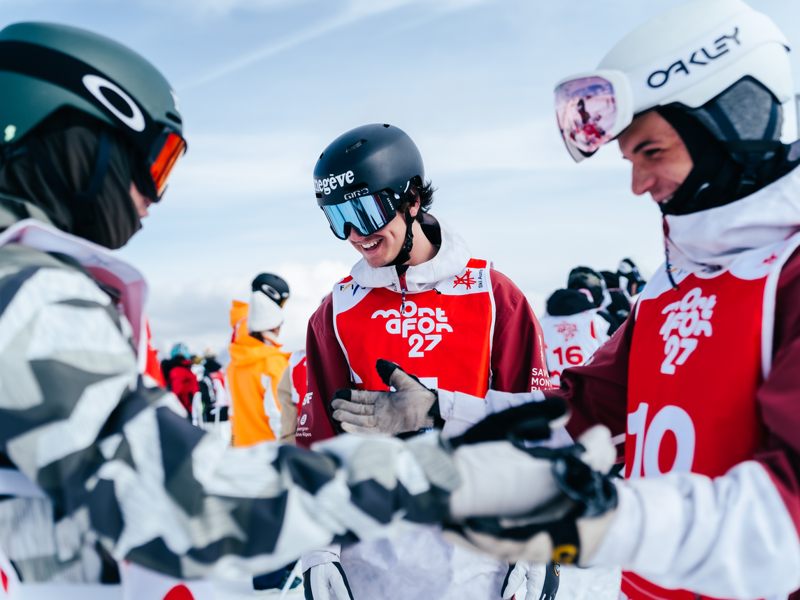 3 Weltmeisterschaftsteilnehmer Snowboarder die lachend miteinander Zeit verbringen bei der Weltmeisterschaft in der Silvretta Montafon | © Silvretta Montafon - Marie-Christin Schilcher