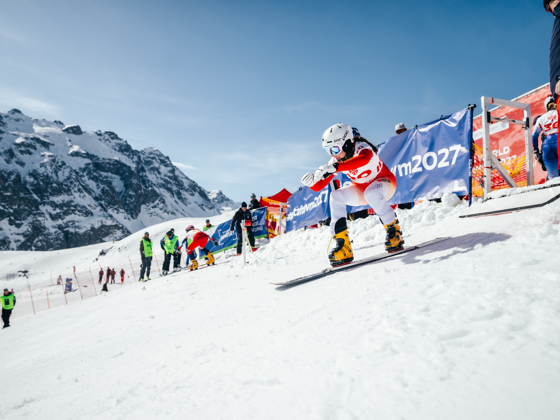 zwei Parallel Slalom Snowboarder der FIS WM 2027 Silvretta Montafon direkt nach dem Rennstart | © Silvretta Montafon - Marie-Christin Schilcher