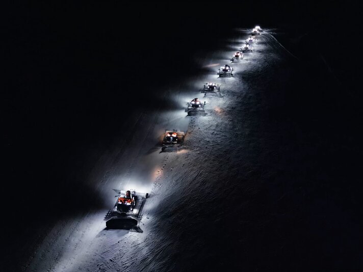 Pistenbully - Silvretta Montafon | © Silvretta Montafon - Niklas Kirchler Pistenbullys beim präparieren der Pisten in der Silvretta Montafon | © Silvretta Montafon - Niklas Kirchler