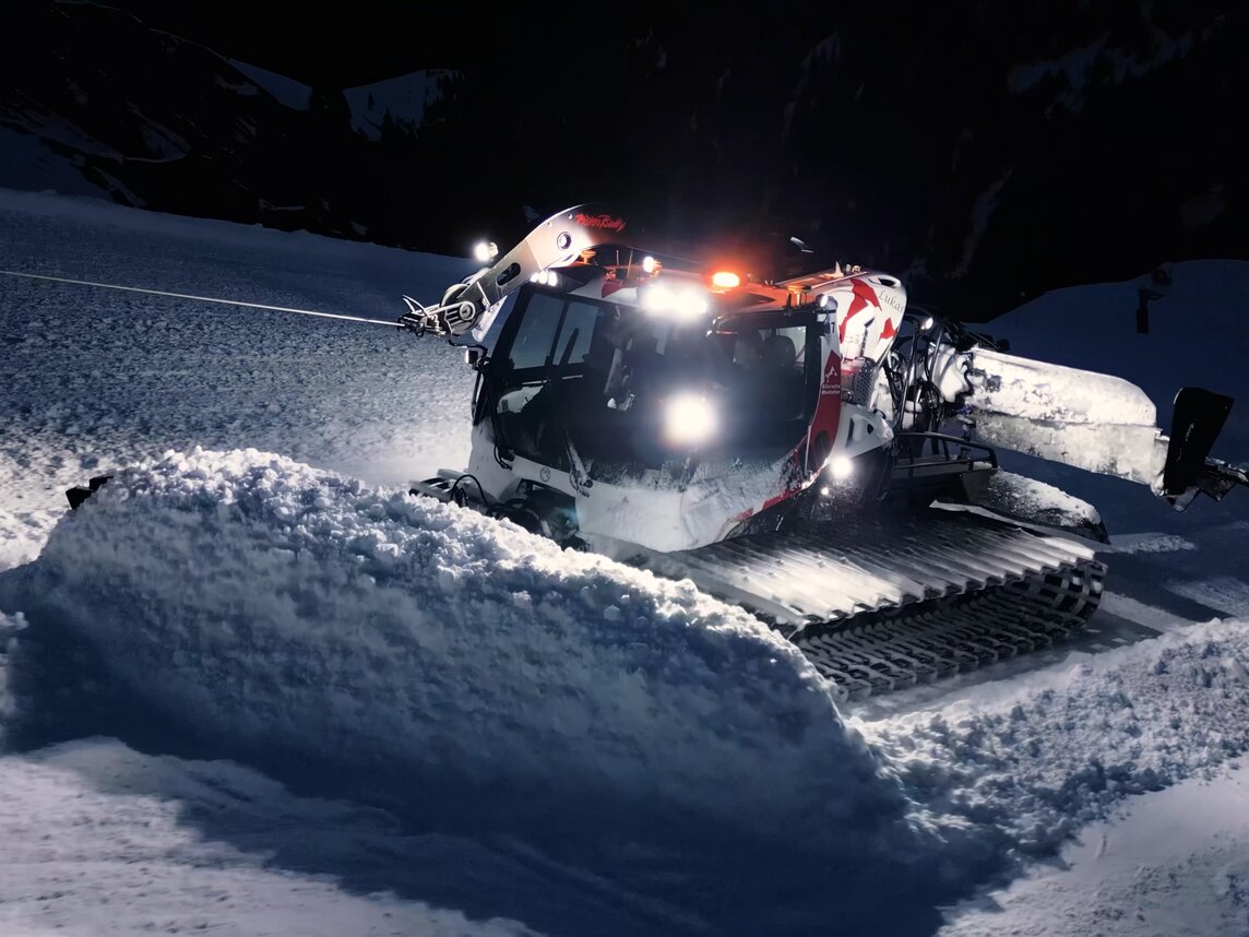 Pistenbully - Silvretta Montafon | © Silvretta Montafon - Niklas Kirchler Ein Pistenbully bei der Pistenpräparierung in der Silvretta Montafon | © Silvretta Montafon - Niklas Kirchler
