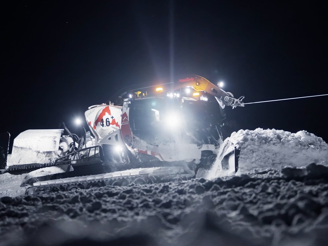Pistenbully - Silvretta Montafon | © Silvretta Montafon - Niklas Kirchler Ein Pistenbully bei der Präparierung der Piste in der Silvretta Montafon bei Nacht | © Silvretta Montafon - Niklas Kirchler