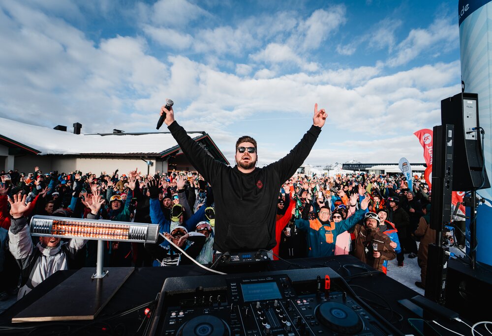 DJ Big Tim auf der Bühne mit dem Publikum im Hintergrund in der Silvretta Montafon | © Silvretta Montafon - Big Tim